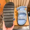 Lyxiga sandaler kvinnor läder tofflor skor gamla blommor plattform glider toffel tryck bälte spänne sandal platt gummi strand flip flops mode skor män utomhus