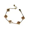 Licht klavertje vier vijf bloemen vrouwelijke literaire niche, high-end feel-armband, gouden parel, witte schelp, agaat armband