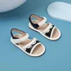 Śliczne sandały dziewcząt 2024 Summer Miękka Linia podeszwowa z miękkimi skórzanymi małymi butami plażowymi 240301