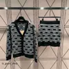 Mui Mui Etek Lüks Marka Takipleri Miui Jacquard Sweater Tasarımcı Örgü Ceket Elbise Siyah Beyaz Çizgili Kısa Etek HARDIGAN COATE İki Parça Seti 945