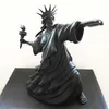 Moderne kunst Vrijheidsbeeld Gooi Torch Zwart Kleur Riot of Liberty London Art Fair Hars Sculptuur Home Decor Creatieve Gift239n