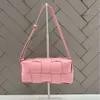 Negozi di sconti 2024 Nuova borsa intrecciata in vera pelle con metodo multi-dorso Cuscino color caramella di moda Piccola tracolla quadrata con tracolla da donna