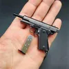 Gun Toys 1 3 Högkvalitativ metall 1911 Toy Keychain Model Miniature Gun Eloy Collection Toy Pendant For Gift 240307