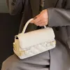 Акция на сумочку Корейская версия Минималистичная и нишевая женская сумка 2024 Весна/лето Новая маленькая квадратная сумка Lingge Высококачественная универсальная сумка на плечо