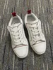 Nuevo diseñador para niños Fondos rojos Zapatos casuales Remaches mocasines Diseñadores para niños con tachuelas bajas Zapato Niños Moda Bottomes Entrenadores Eur21-37