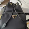 Designer Luxury Duet Triangle Re-Nylon Borsa a secchiello Piccolo triangolo Logo nero Coulisse Borsa a tracolla in nylon con manico in pelle 1BH038