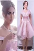 2019 Krótkie mini seksowne różowe sukienki z domu z ramionami koronkowe aplikacje Otwórz krótkie sukienki ukończenia szkoły plus size cocks9795692