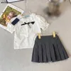 Klassiekers Princess Dress Girls Tracksuits Summer Babykleding Maat 90-140 cm Bowtie Design wit shirt met korte mouwen en geplooide rok 24mar