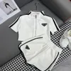 Designer Womens Tracksuits Dreieck Dekoration Mode Casual Sommer Womens Color Kollision Kurzschlug Zip Strickjacken T-Shirt Shorts zweiteilige Set