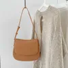 HBP Nicht-Marken 2024 Herbst Neue Aprikosenhandtasche PU Leder Verstellbarer Schultergurtbeutel Einfacher Halbkreis Flip Cover Sattel Frauen