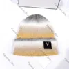 Designer LVSE Chapeau Bonnet De Luxe Louiss Chapeau Casquette Lettre En Cuir Étiquette Dégradé Designer Pour Femmes Hommes Chapeau Sans Brim Classique Multicolore Huit Couleurs Disponibles 476