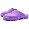 Homme Slip-on Sandale plate Luxe Femme Pantoufle Designer Chaussure Plate-forme en caoutchouc perforé Semelle à crampons en mousse Été Plage Mode Loisirs Glissière extérieure