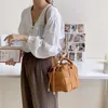 HBP Небрендовые корейские женские сумки, модная плиссированная сумка на шнурке, трендовая сумка через плечо, креативный дизайн, тканое круглое ведро