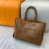 Luxury Bottegs Venets Bag 2024 Nuevo viajero de cuero genuino de alta capacidad Color sólido de piel de vaca de punto de punto simple con logotipo original 1: 1