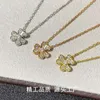 V halsband hög version V-guld tre blommakalband för kvinnor med full diamantpläterad 18k rosguld CNC Precision Ljus lyxen i krageben