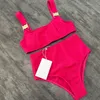 Maillot de bain de luxe Sexy deux pièces haut à licou vacances à la plage marque décontractée Brise de mer nageant pour des vacances confortables Nouveau style Explosion de mode femme designer