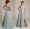 Nuovi abiti da festa in chiffon blu polveroso con scollo a V senza maniche applicazioni drappeggiate sul retro abiti da sera formali sexy con spacco alto economici1910667