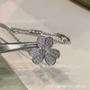 Colar V Trevo Colar Feminino com Pétalas de Diamante Cheio 18k Banhado a Rosa MiV Ouro de Alta Qualidade Grama da Sorte Corrente de Colar de Flor de Diamante Único