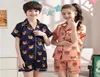 2019 nova lapela impressa seda manga curta pijamas conjunto meninas urso dos desenhos animados kids039s casa wear criança menino pijamas para kid3217019