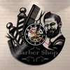 Barber Shop Schild Wanduhr Barbers Pole Vinyl Schallplatte Wanduhr Friseursalon Stylist Haarwerkzeuge Schere Barber Shop Kunstwerk Geschenk Y253W