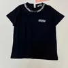 Kadın T-Shirt Tasarımcısı Mi24 Erken Bahar Yeni Kız Tarzı Yaka Pullu Üç Boyutlu Mektup Dekorasyonu Basit ve çok yönlü kısa kollu tişört üst DL1C