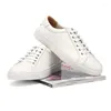 Casual skor äkta läder män vit platt lätta sneakers andningsbara sport för tenis zapatillas hombre
