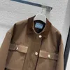 Kvinnorjackor Designer 24 Early Spring Fashionable and Handsome Corduroy Lapel Letter Triangle Label Double Pocket Short Jacket 30U2