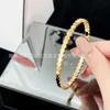 Pulsera de oro de diseñador para mujer Joyas de lujo Cuidador Original Moda AMOR Diamante V-oro Pulsera de plata de 18 quilates Joyería de boda de estilo abierto para regalo con caja YYNG