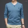 男性用セーター長袖のTシャツ春と秋の薄いソリッドカラー快適なカジュアルVネックプルオーバーボトムシャツ