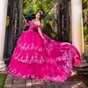 Rosarot aus der Schulter Quinceanera-Kleider Applikation Spitze Kristallperlen Pailletten Ballkleid Korsett Vestidos 15 Para XV Anos