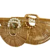 ビーチハンドバッグは、パールウーブン女性の竹の手作りの半円形のハンドハンドビーチバッグ240312