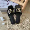 Slippers Hoge Kwaliteit Platte Hak Zomer Lui Mode Metalen V Gesp Sandalen Designer Lakleer Eén Woord Casual Outdoor Beac Q240312