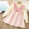 Flickans klänningar Ny babyklänning 2023 Autumn/Winter Korean Edition Foreign Style Little Girl Sweet Bow Sticked Tröja Girl Casual Dress L240315