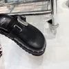 Pantofole Designer Donna Toga Moda Lusso Fondo spesso con fibbie Pezzi di metallo Punk Vento Sandali piatti neri Seghettati Casual Avvolgente Testa Mezza 35-40 Q240312