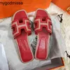 Orans tofflor Womens Sandals Slipper 2024 Summer Nya hslipperskor bär platt botten runda huvudstrand z läder non slip band har logotyp