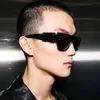 Novo designer de moda na moda ao ar livre condução rua foto óculos de sol mulheres e homens tendência legal