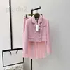 Chaquetas de mujer Diseñador 24 Chaqueta corta de doble botonadura rosa estilo socialité de principios de primavera con patchwork de tweed grueso conjunto de media falda plisada O4H9