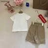 Nieuwe baby trainingspakken Minimalistisch logo bedrukt tweedelige set voor kinderen Maat 120-160 CM T-shirt past bij jongens meisjes t-shirt en kaki shorts 24Mar