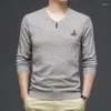 男性用セーター長袖のTシャツ春と秋の薄いソリッドカラー快適なカジュアルVネックプルオーバーボトムシャツ