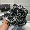 Gratis frakt Ny sommar breda randen hattar Designer Bucket Hat For Women Frayed Cap Blending Caps Designer Fashionable Fisherman's Hat