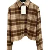 Chaquetas para hombres Diseñador Principios de primavera Nuevo CE Nanyou Moda Versátil Hebilla de metal Bordado a cuadros Casual Empalme corto Contraste Camisa de color para mujeres 3Q0P