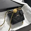 Mini borsa per il trucco con catena a sfera dorata 23 cm Borsa a tracolla da donna alla moda da 11 cm Hardware dorato in pelle Fibbia a C in metallo Pochette di lusso Borsa a tracolla con catena Mattilas Borse per carte Portafoglio