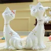 maneki neko decorazioni per la casa gatto artigianato decorazione della stanza ornamento in ceramica porcellana figurine di animali gatto della fortuna regali di nozze creativi3379