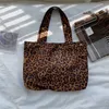 HBP icke-varumärke vinterpersonlighet stor kapacitet populär ny kvinnors axelväska mode fritid på enkel retro leopard sammet handväska