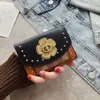 Tienda Venta al por mayor de fábrica Marca Ouhuochao Camellia Wallet Fold Rivet Short Multi Card Bag