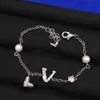 Marque de mode Designer Crysatl strass Bracelet lettre V luxe femmes bijoux métal perle Bracelet pour femme chaîne cadeau de haute qualité