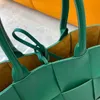 Luxury Bottegs Venets Bag 2024 Nuevo viajero de cuero genuino de alta capacidad Color sólido de piel de vaca de punto de punto simple con logotipo original 1: 1