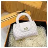 Shoppen Sie Handtasche Promotion Frische elegante und modische Handtasche für Frauen 2024 Neue koreanische vielseitige Schultertasche mit kleiner duftender Windkette Umhängetasche