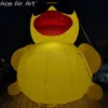 Atacado porta a porta inflável pato amarelo dos desenhos animados usando óculos de sol iluminação led modelo animal para festa de boate ou aniversário