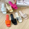 Diseñador de lujo Clásico Casual Zapatos de color puro Mocasines Mujeres Sandalias en relieve Sandalias de charol Zapatilla Tacón plano Impresión de diapositivas Chanclas